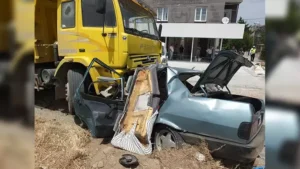 Otomobil kamyonla çarpıştı: 3 ölü, 1 ağır yaralı